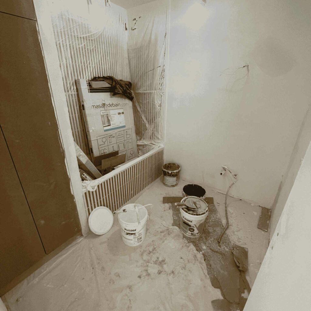 chantier salle de bain avant nettoyage 